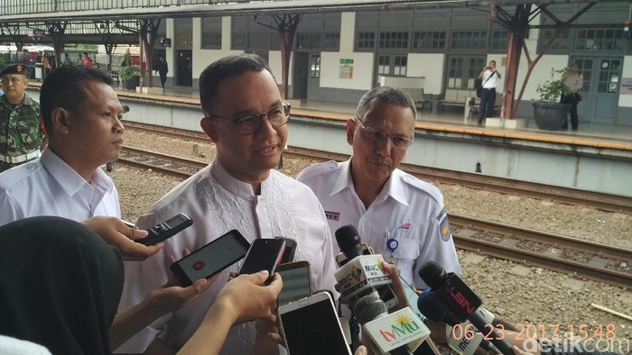 Saran Anies ke Pemudik: Kurangi Main HP, Perbanyak Interaksi