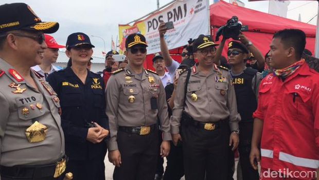 Menhub Budi Karya Sumadi, Kapolri Jenderal Tito Karnavian dan Menteri PUPR Basuki Hadimuljono mengunjungi tempat istirahat di tol darurat Brebes-Gringsing, Jumat (23/6/2017).