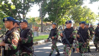 Satuan regu pengamanan juga diturunkan untuk mengawal Obama. Foto: Prins David Saut/detikcom