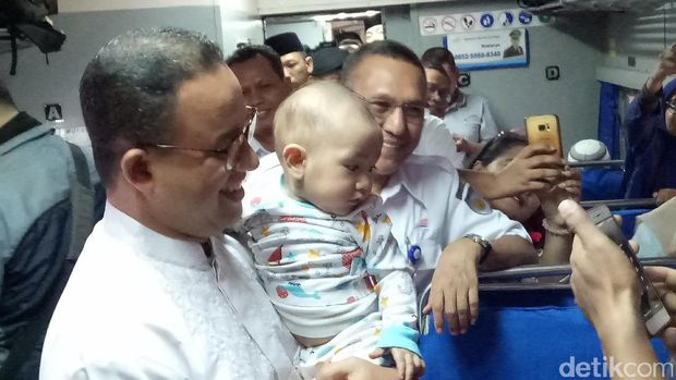 Sapa Warga di Stasiun Senen, Anies Teringat Pengalaman Mudik