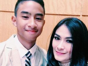 Ketat dan Care, Iis Dahlia Merasa Jadi Satpam Buat Anak