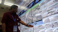 Seorang petugas memantau arus mudik dari berbagai daerah melalui layar raksasa.