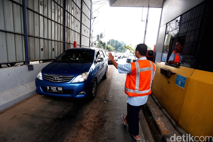 Macet Parah di Tol  JORR  Mobil Pribadi Pilih Keluar Pintu  