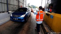 Kondisi tersebut membuat mobil pribadi memilih untuk keluar lagi melalui pintu masuk Gerbang Tol Jati Warna I, Kota Bekasi.