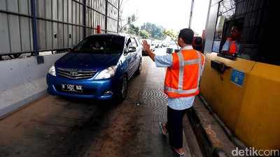 Macet Parah di Tol JORR, Mobil Pribadi Pilih Keluar Pintu Tol