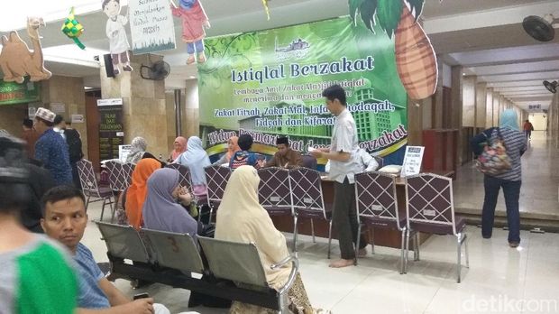 Zakat fitrah di Masjid Istiqlal