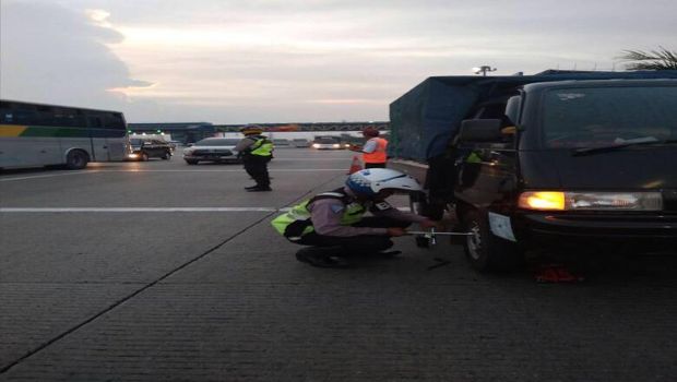 Satgas Lancar 'Service' 11 Mobil Mogok di Tol Jakarta-Cikampek