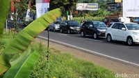 Arus lalu lintas di wilayah Limbangan tampak padat.