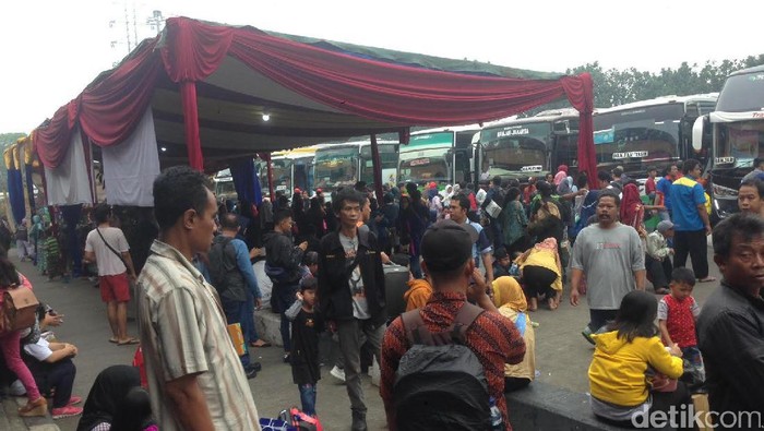 H-2 Lebaran, Pemudik Padati Terminal Kampung Rambutan