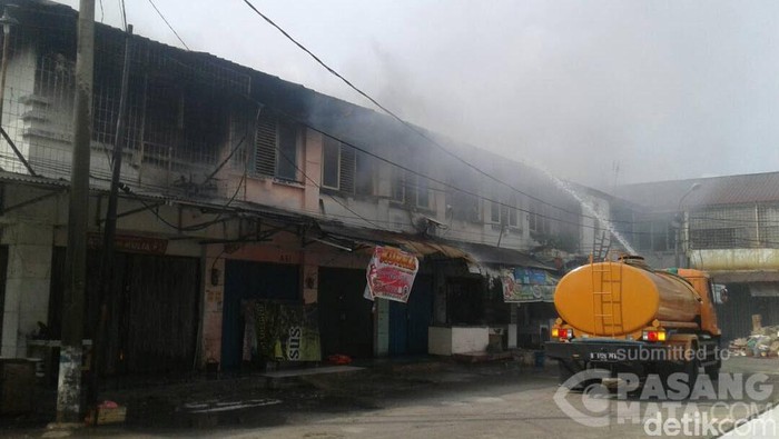 6 Mobil Damkar Padamkan Kebakaran di Pasar Family Bekasi