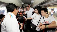 Menteri Tenaga Kerja dan Transmigrasi, Hanif Dhakiri terlihat menyapa sejumlah pemudik.