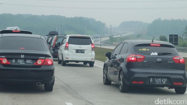 Antrean pemudik terlihat mengular sebelum masuk ke Tol Cikopo-Palimanan (Cipali). Ekor antrean terpantau sejak KM 75.