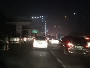 Istirahat Sejenak, Pemudik Kuasai Bahu Jalan KM 12 Tol Cikampek