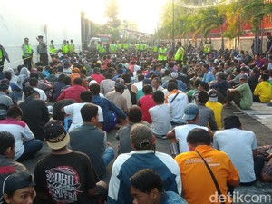 Antre Salam Tempel dari Perusahaan Rokok, Warga Antre Sejak Subuh