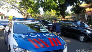 Mobil patwal polisi pun selalu siaga untuk mengiringi perjalanan. Foto: Prins David Saut/detikcom