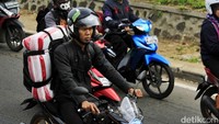Para pengendara motor melintas di Jalur Nagreg.