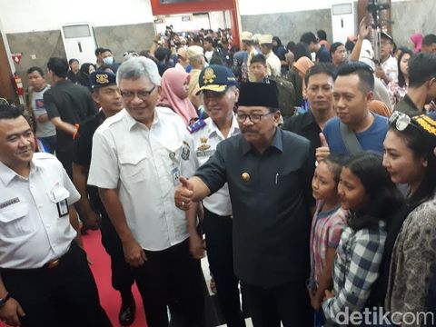 Gubernur Soekarwo berangkatkan pemudik