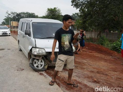 Pengemudi Ngantuk, Gran Max Tabrak Batu Besar di Tol Darurat Batang