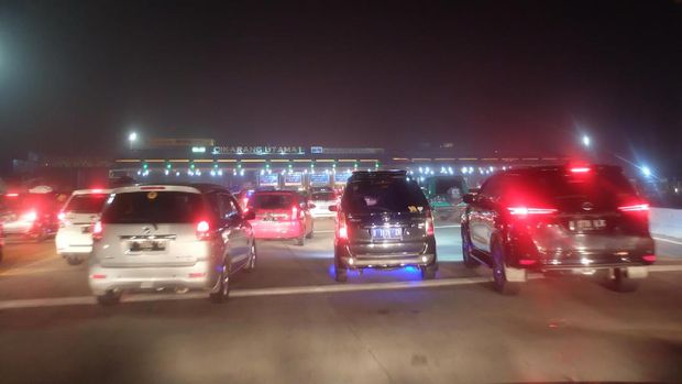 Kendaraan memadati GT Cikarang Utama, Jumat (23/6)
