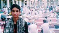 Banyak netizen yang memberikan komentar positif serta memuji ketampanan pria yang baru saja lulus SMP itu. (Dok. Instagram/devdanendra)