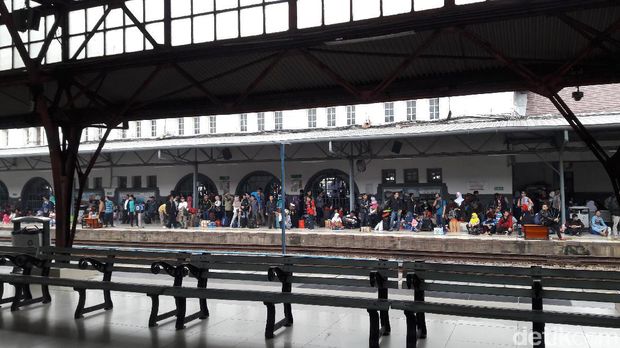 H-2 Lebaran, Pemudik di Stasiun Senen Capai 27.000 Penumpang
