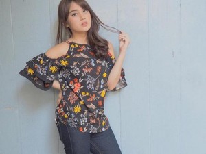 Eeaaa... Nabilah Ayu Ketahuan Asyik Selfie saat Kuliah