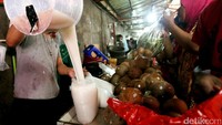 Ayam potong dan santan kelapa merupakan bahan utama untuk membuat kuliner opor selama lebaran.