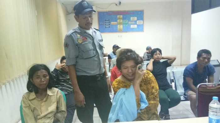 Seorang Pengemis Ditangkap Saat Nyamar Jadi Perempuan di Jaksel