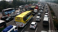 Tinggi volume kendaraan menjadi penyebab kemacetan.