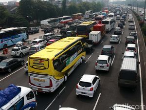 Tol Cawang Arah Cikampek Macet