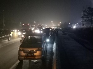 Tol Cikampek Macet sampai Km 28, Lalin Dialihkan