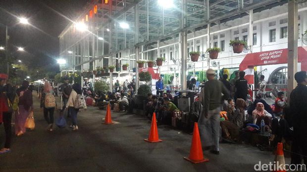 H-2 Lebaran, Pemudik Padati Stasiun Pasar Senen 