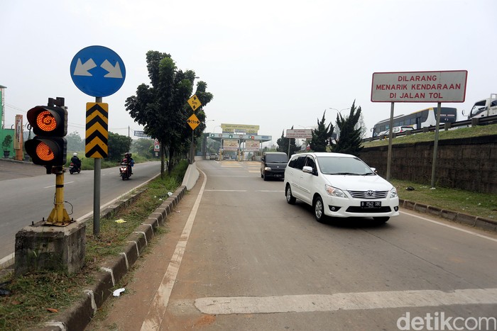 Macet Parah di Tol  JORR  Mobil Pribadi Pilih Keluar Pintu  