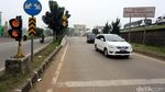Macet Parah di Tol JORR, Mobil Pribadi Pilih Keluar Pintu Tol