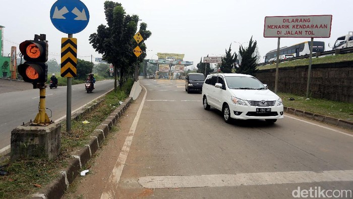 Kemacetan parah terjadi di JORR Jakarta menuju Tol Cikampek, Jumat (23/06/2017). Kondisi tersebut membuat mobil pribadi memilih untuk keluar lagi melalui pintu masuk.
