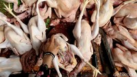 Di Pasar Kebayoran Lama, Jumat (23/6/2017) sejumlah pedagang sibuk melayani pembeli.
