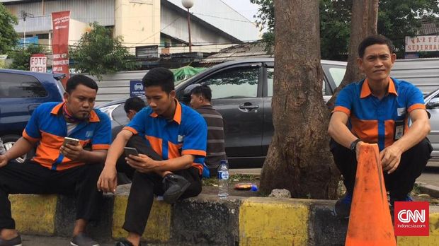 Sejumlah porter sedang menanti pelanggan, di stasiun Pasar Senen, beberapa waktu lalu.