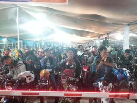 Pemudik pemotor memadati Pelabuhan Merak pagi ini (23/6)