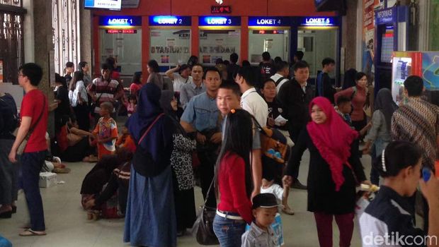 Arus mudik di Stasiun Medan, Jumat (23/6/2017).