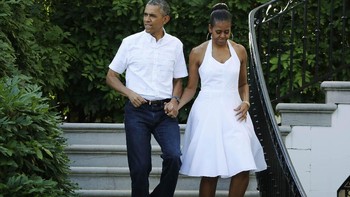 Indonesia akan selalu jadi bagian dari hidup Barack Obama. Maka ketika sang mantan Presiden AS itu mudik ke negara ini, netizen pun ramai-ramai menyambut dengan tangan terbuka, #WelcomeMrObama. Foto: Obama dan Michelle Obama (Jonathan Ernst/Reuters)