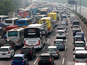 Puncak Arus Mudik Natal, Tol Dalam Kota Arah Cawang Macet