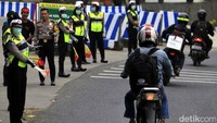 Polisi disiagakan di sepanjang jalan untuk mengatur lalu lintas.
