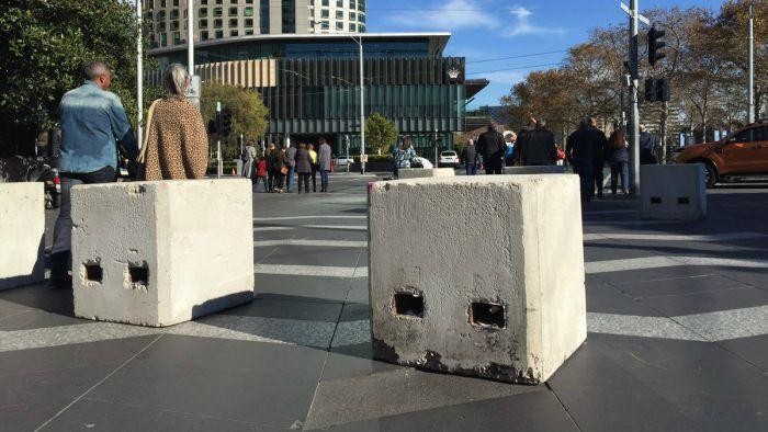 Melbourne Pasang Beton Pengaman di Pusat Kota