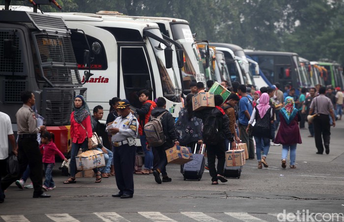 Terminal Kampung Rambutan mulai dipenuhi para pemudik tiga hari sebelum Hari Raya Idul Fitri atau H-4 Lebaran. Bahkan sejak pagi, para pemudik saling berebut untuk dapat menaiki bus, khususnya jurusan Jawa Barat