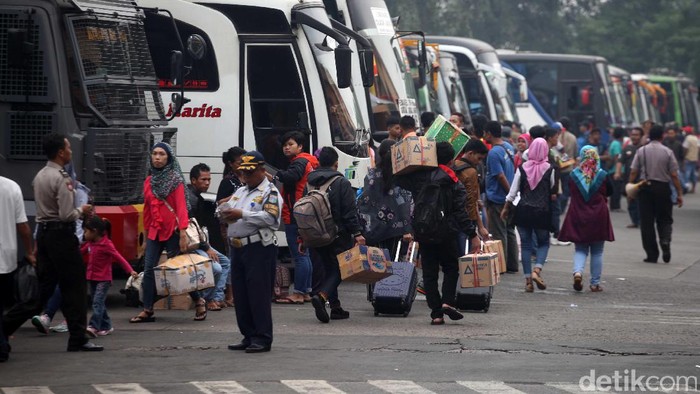 Jelang Malam, Pemudik Terus Berdatangan ke Terminal Kampung Rambutan