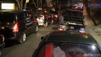 Kendaraan tampak mengular di jalur selatan Nagreg, Kabupaten Bandung, Kamis (22/6/2017) malam.