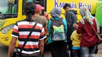Pemudik menaiki bus di Terminal Guntur Melati, Garut, Jawa Barat.
