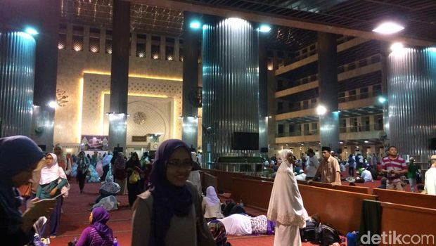 Suasana usai salat tarawih di Masjid Istiqlal