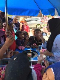 Viral, Mahasiswi Cantik Keliling Jual Es Krim Demi Ayah