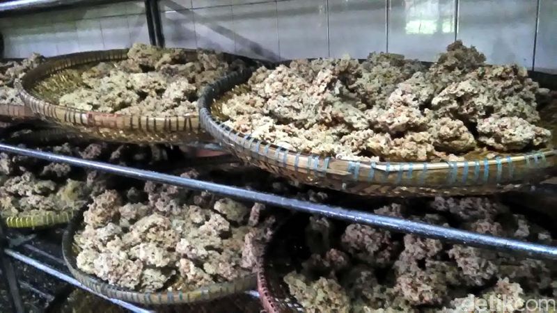 Peyek Mbok Tumpuk merupakan salah satu oleh-oleh khas Bantul yang diproduksi Mbok Tumpuk di Gose, Palbapang mengalami peningkatan menjelang lebaran 2017 ini